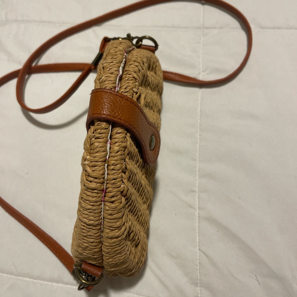 Stylish Tan Woven Crossbody boho Bag - Picture 3 of 5